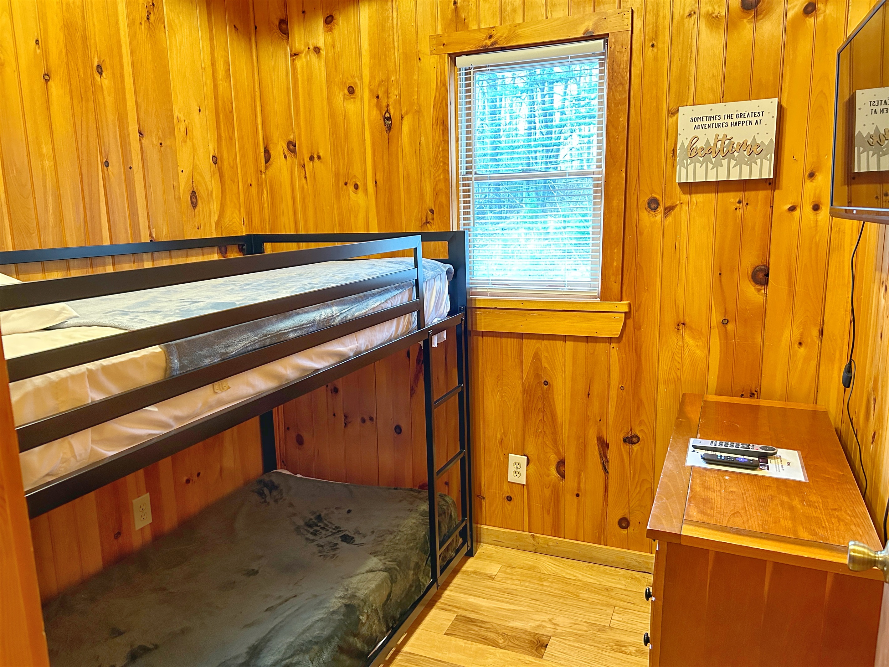 Upstairs bunk room with 2 twin on twin mattresses