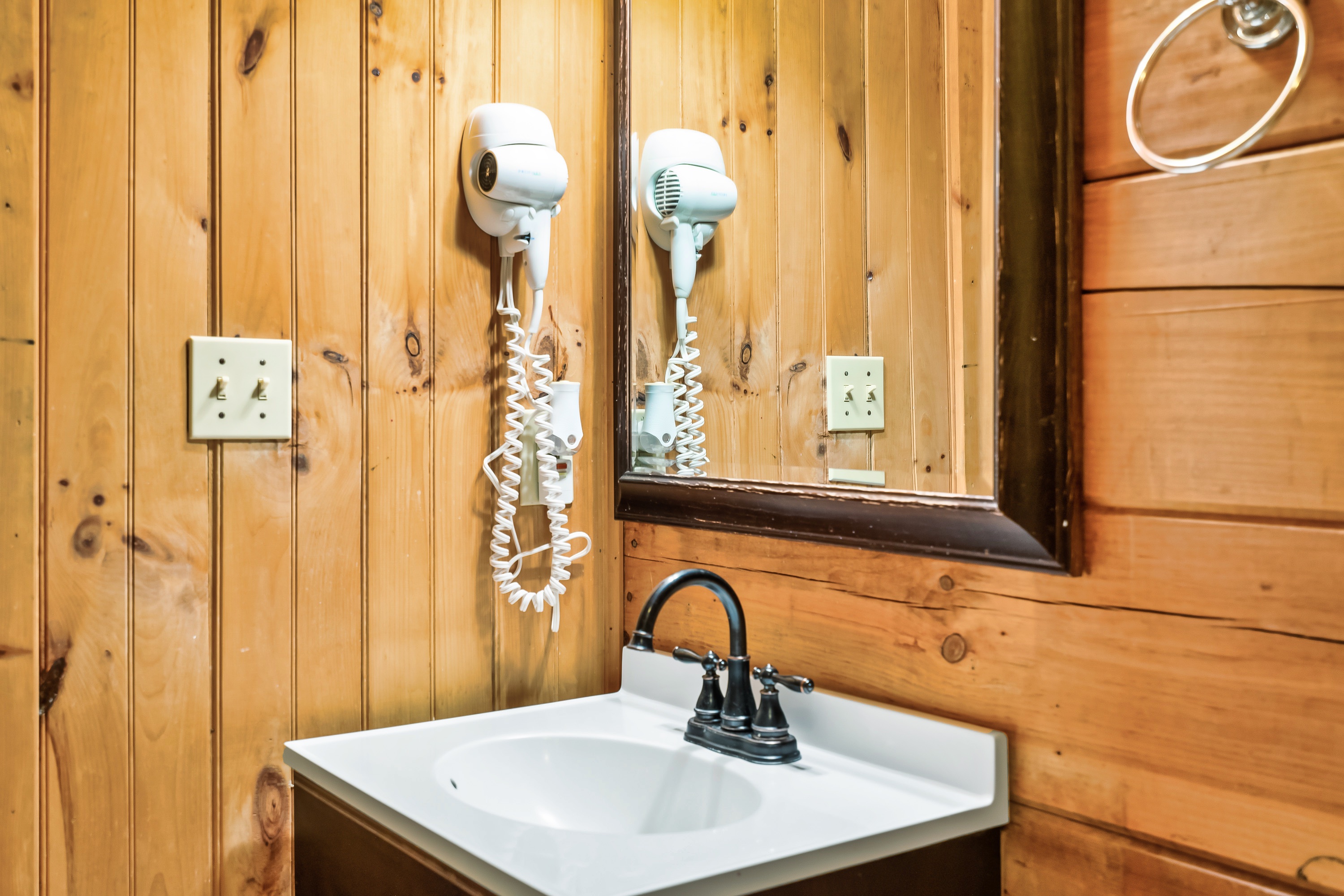 Main level full bathroom with shower + tub combination