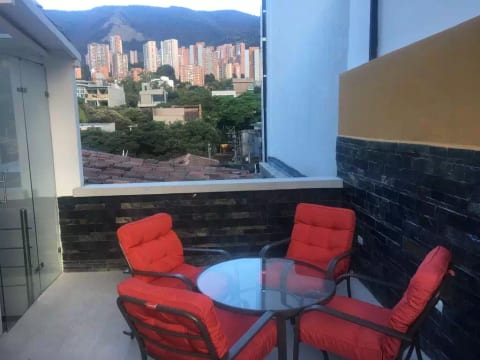 3 bedroom PH inside Lleras Roof Top HOT TUB AC 123