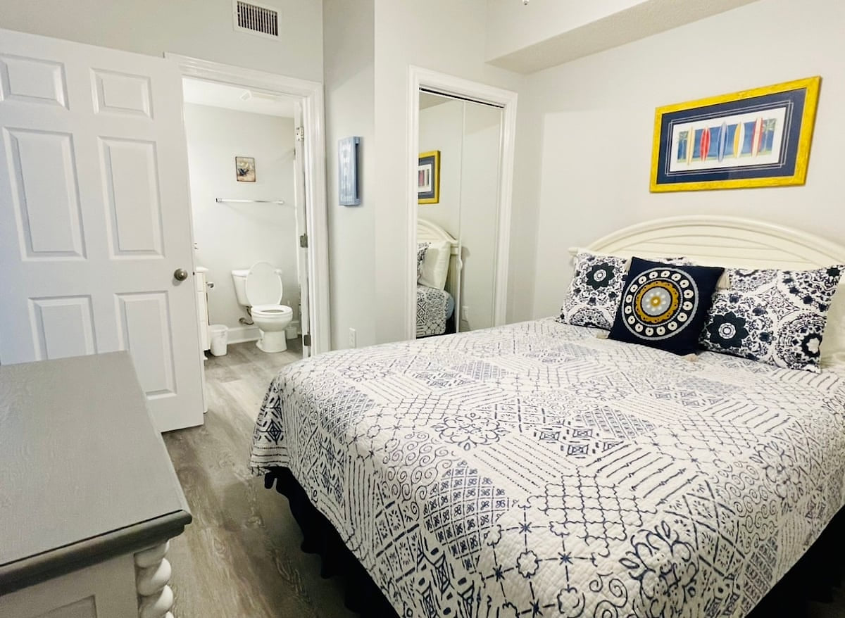Queen size bed in 2nd bedroom