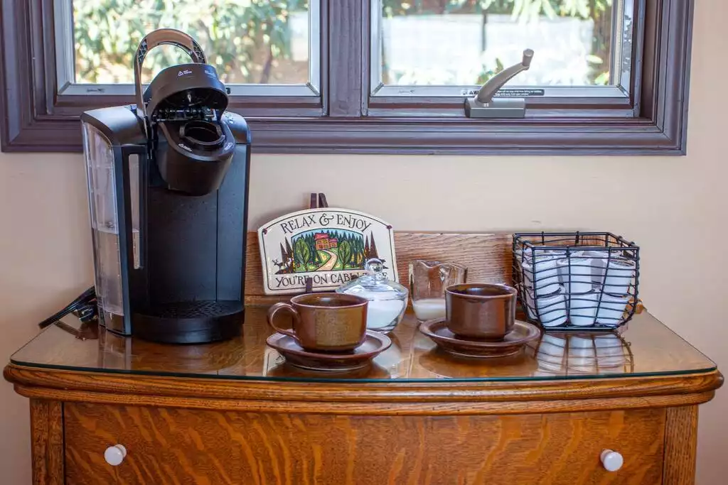 We’ve made sure to place our favorite coffee here for our guests. Keurig station + pot coffee maker and coffee grinder. - Kettle View Lodge - Massanutten