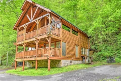 "Smokey Max Cabin", 2 bed 2 bath 8 people sleeping