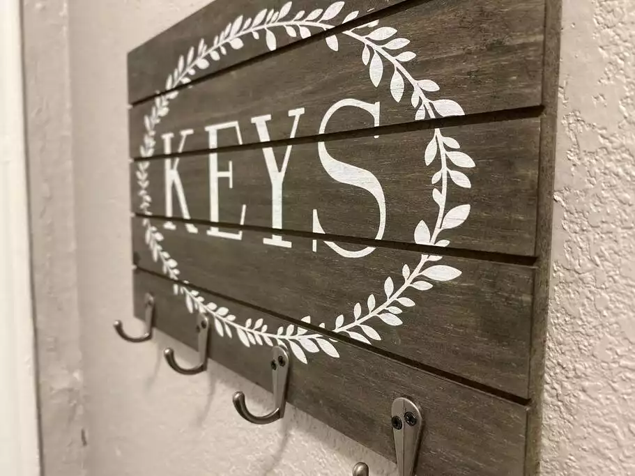 Don't lose your keys, as soon as you arrive, hang your keys and settle in. Don't lose your keys, as soon as you arrive, hang your keys and settle in. - The Cozy Ft Worth Inn - DT • Stockyards • Airport - Fort Worth