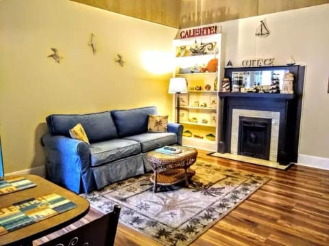 1brCoastalColonialApt