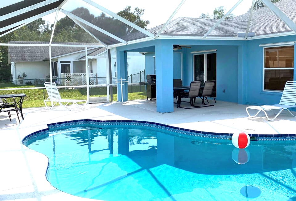 Large screened Pool and Patio