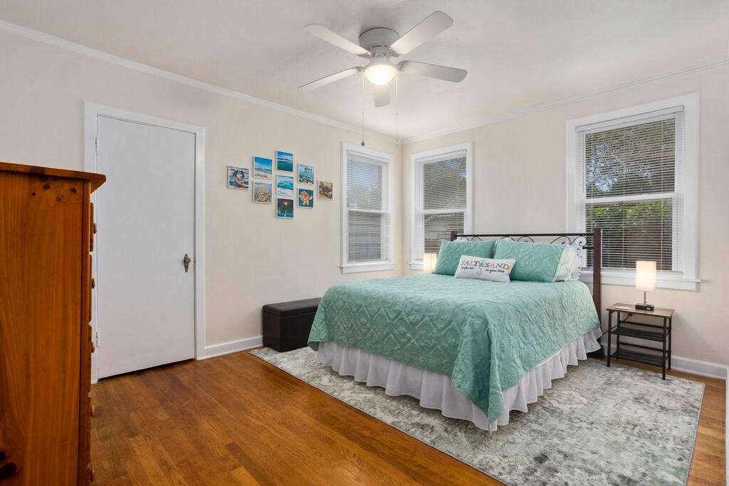 Bedroom with Queen Bed - Dolphina House *East Hill * Dog Friendly!  - Pensacola