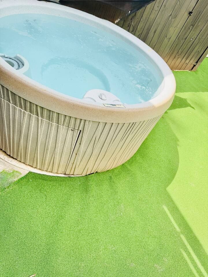 Golf Scandi hot tub - putting green - sleeps 23