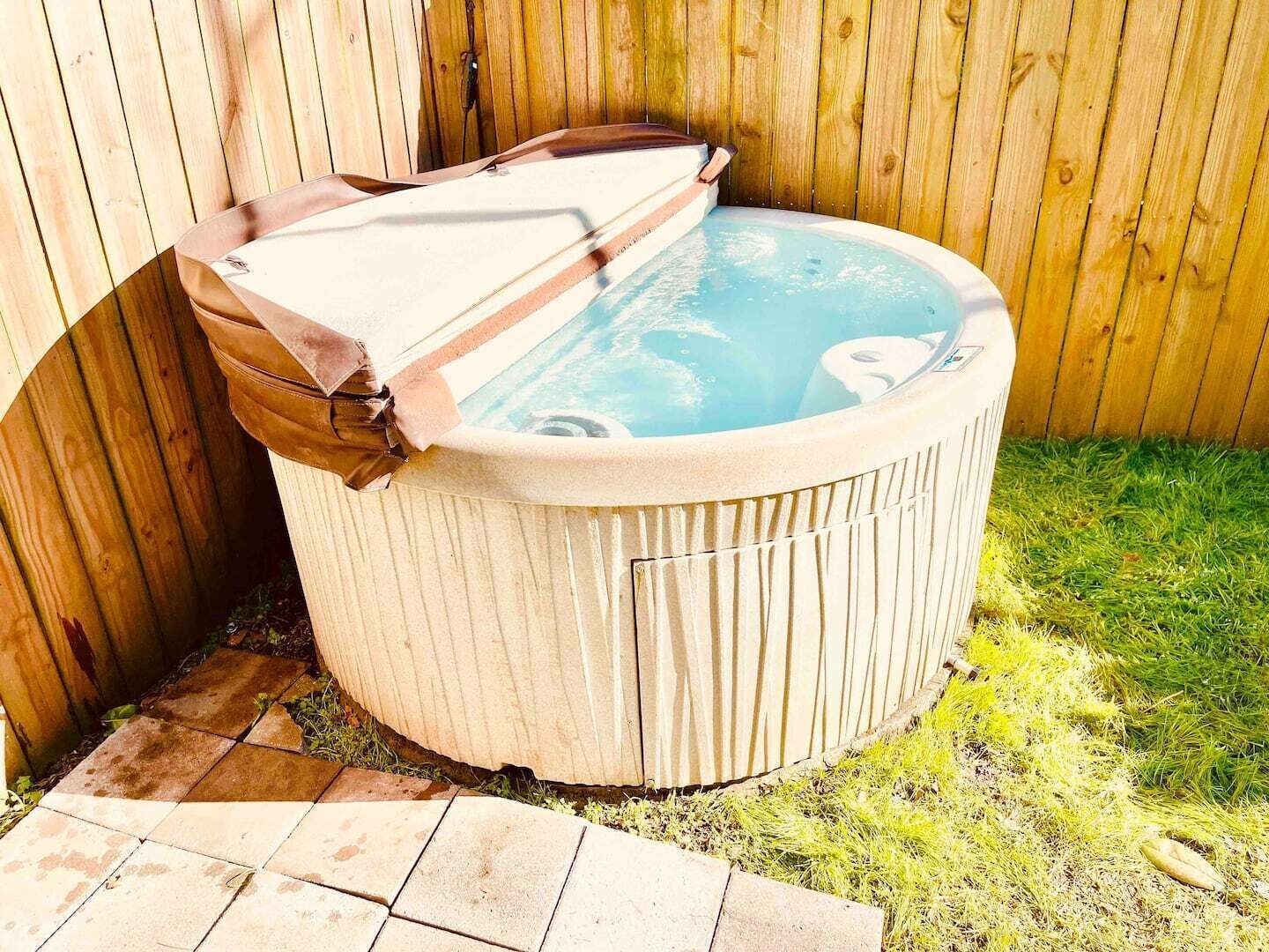 Golf Scandi hot tub - putting green - sleeps 23