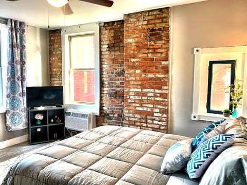 Exposed brick, heating and A/C unit can be adjusted to your liking, smart TV