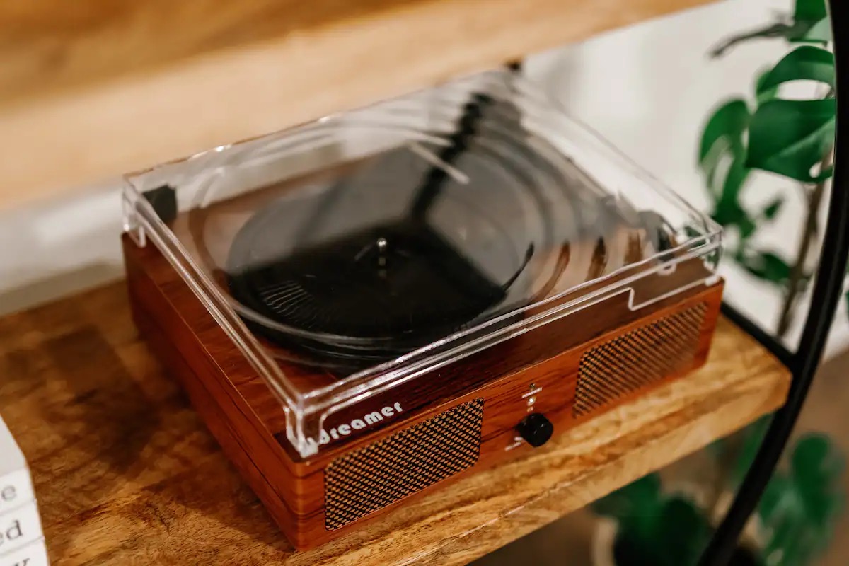 Bring some records and listen to your favorite tunes! Records didn't fit in your suitcase? No problem! Our record player is also bluetooth compatible - just link your smartphone to listen to anything you'd like. - Pet friendly, secluded, mountain views, & hot tub! - Talking Rock