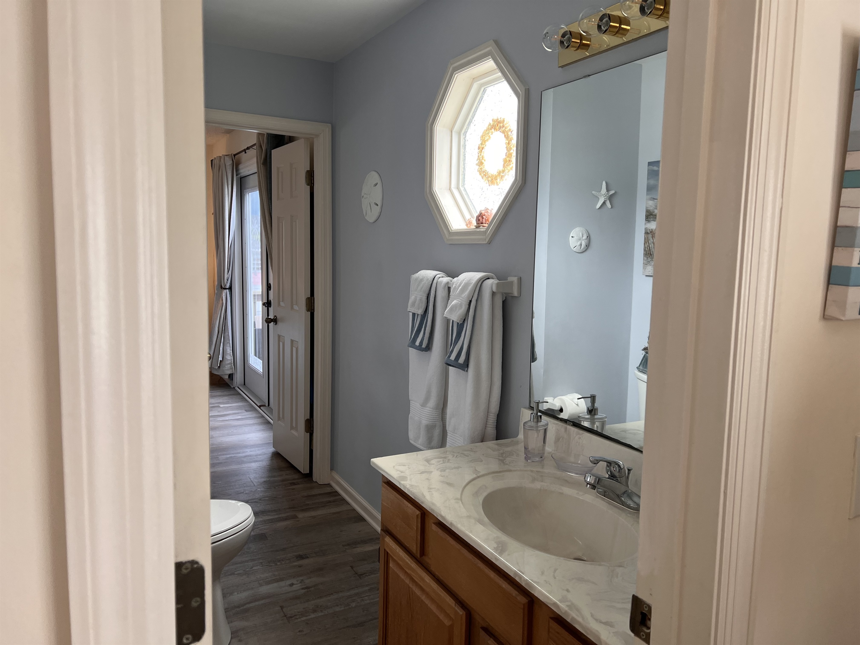 Jack n Jill en suite downstairs with shower Jack n Jill en suite downstairs with shower - The C's By The Sea - Holden Beach