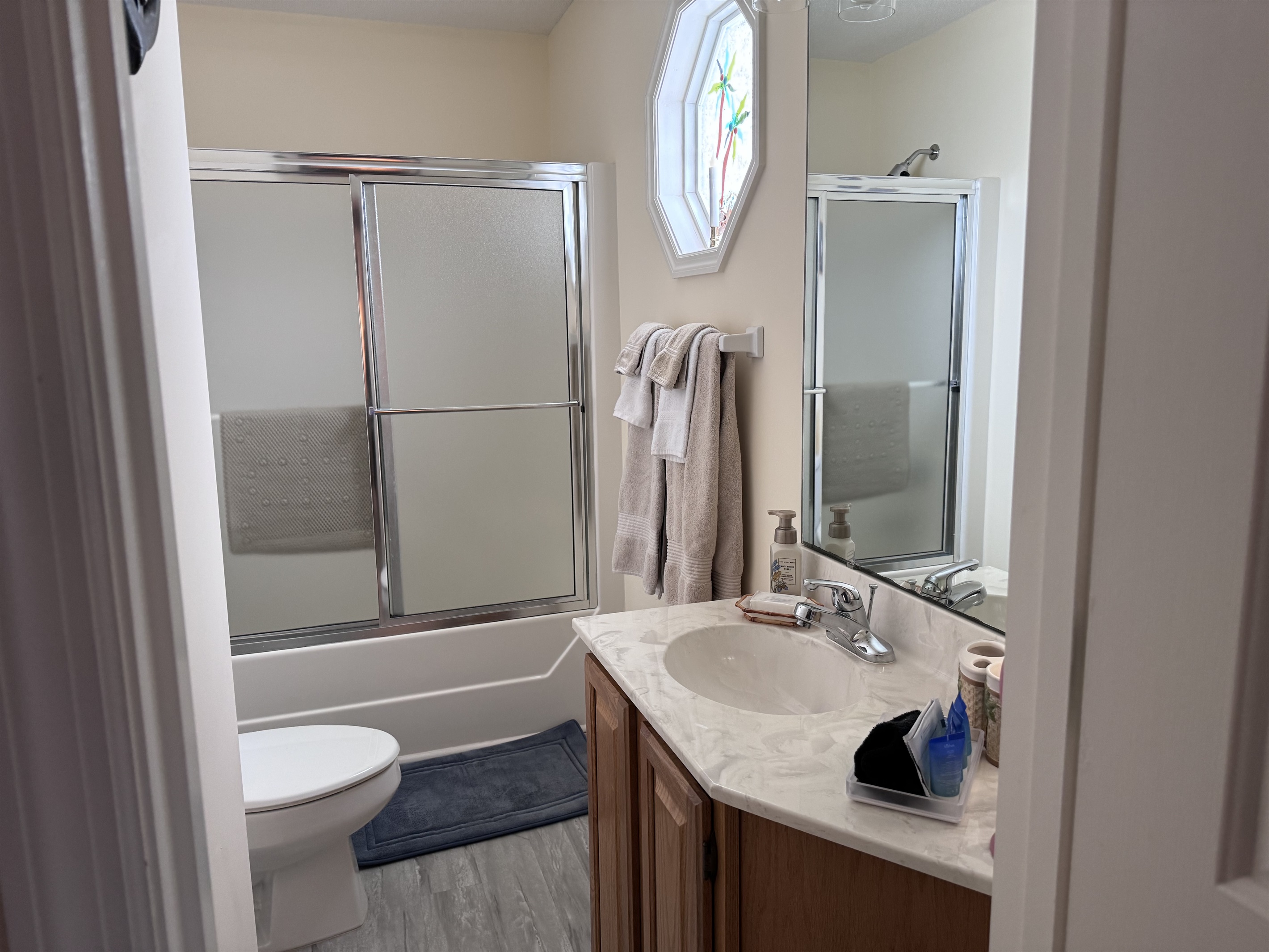 Upstairs bedroom #2 en suite bathroom with tub/showerm Upstairs bedroom #2 en suite bathroom with tub/showerm - The C's By The Sea - Holden Beach