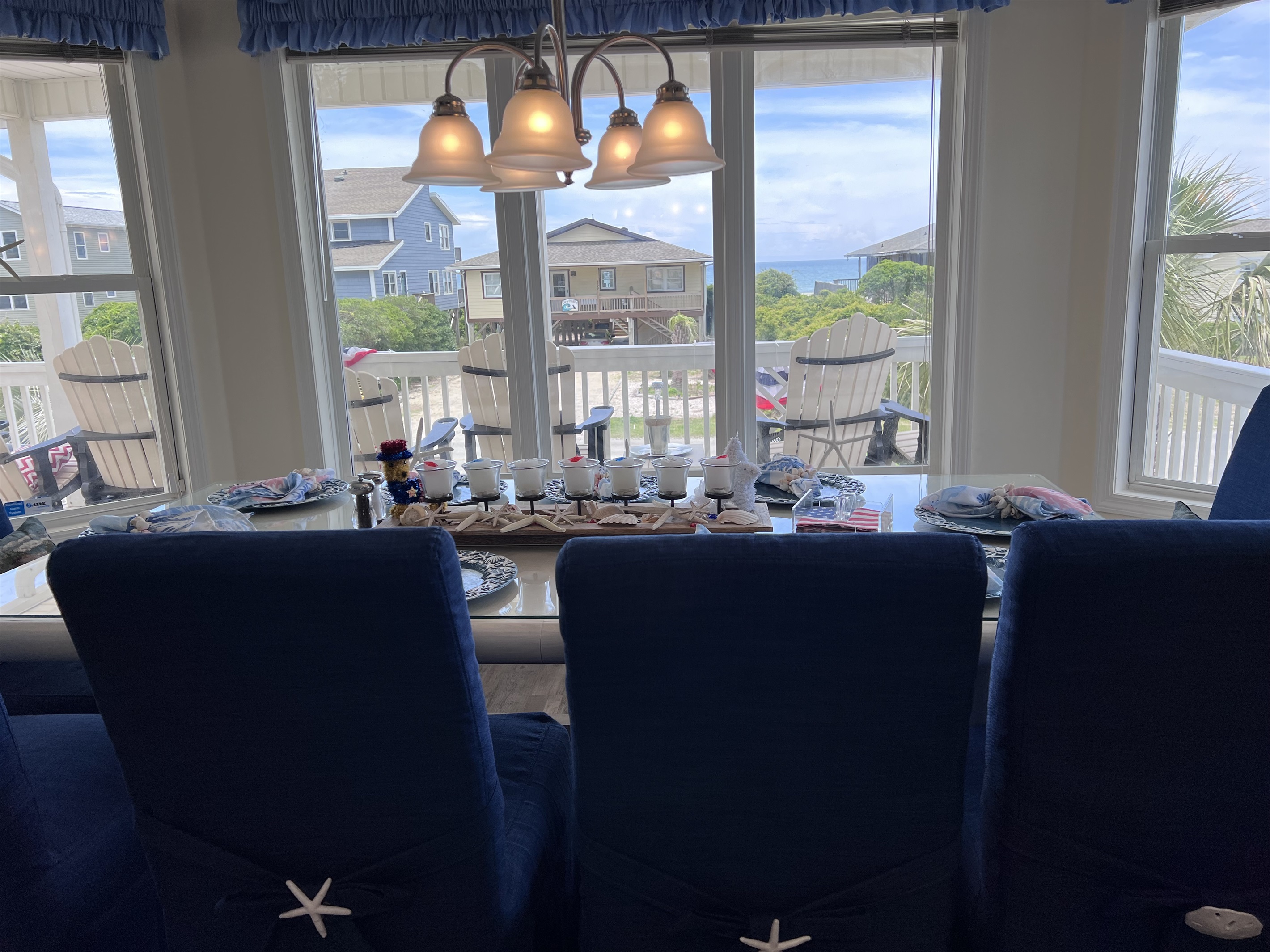 Kitchen table for 10 with benech Kitchen table for 10 with benech - The C's By The Sea - Holden Beach