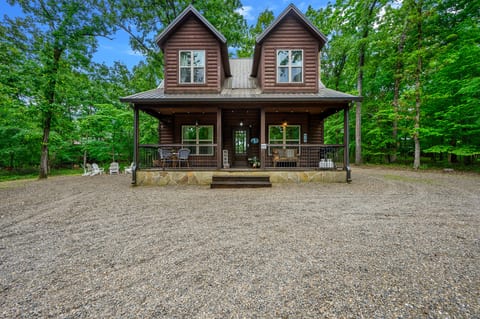Welcome to Fishers of Zen Cabin, a stylish family-friendly getaway conveniently located just outside the Beavers Bend State Park, Broken Bow Lake, Mountain Fork River, and all the fun attracti