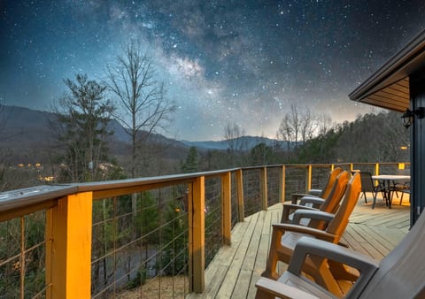 Gatlinburg Cabin  Hot Tub Fire Pit & Amazing Views