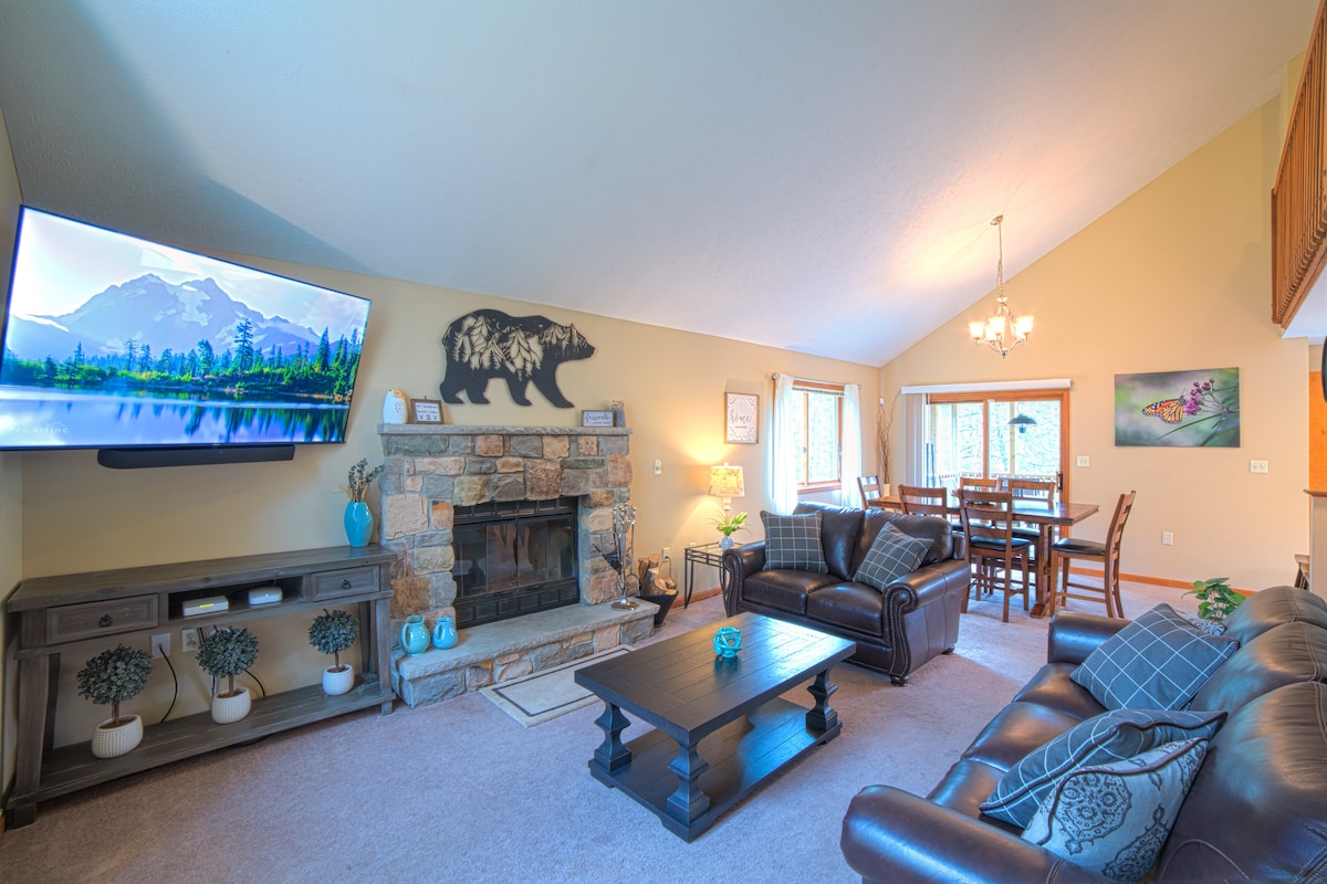 waterfront-family-lodge-w-sauna-game-room-a-c/