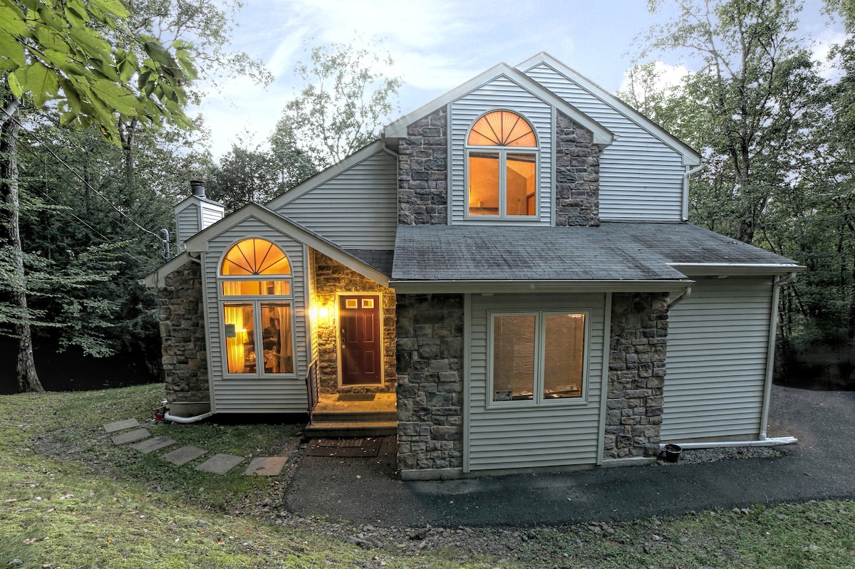 waterfront-family-lodge-w-sauna-game-room-a-c/