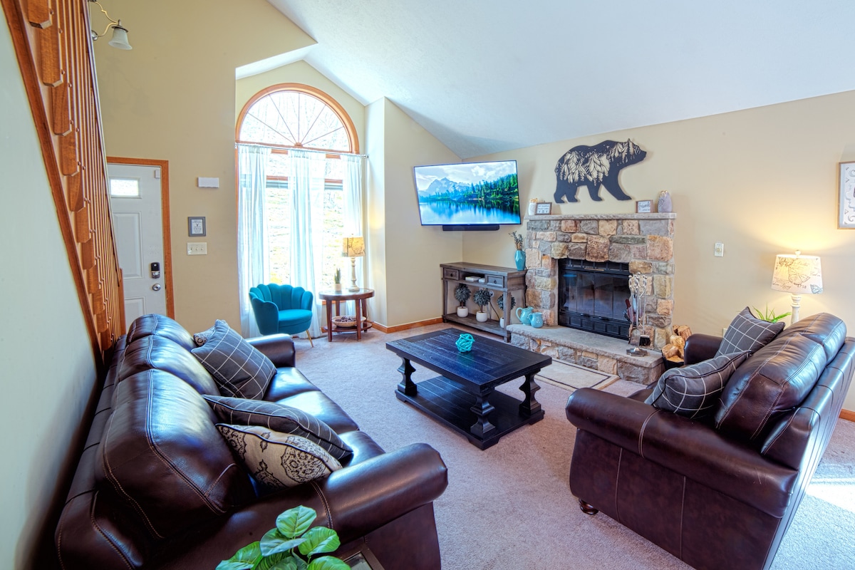 waterfront-family-lodge-w-sauna-game-room-a-c/