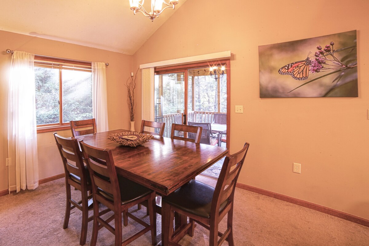 waterfront-family-lodge-w-sauna-game-room-a-c/