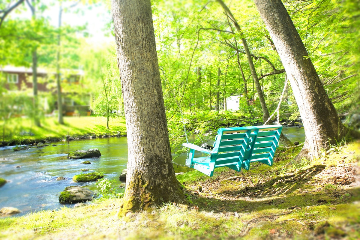 waterfront-family-lodge-w-sauna-game-room-a-c/