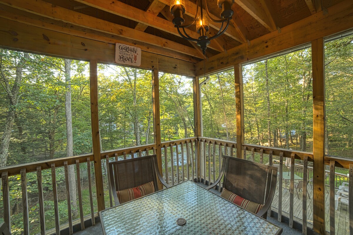 waterfront-family-lodge-w-sauna-game-room-a-c/