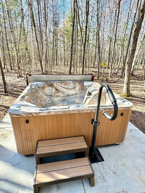 6-7 person Hot Springs hot tub! Beautiful view of the birch wood & pine forest! Plenty of privacy to relax.