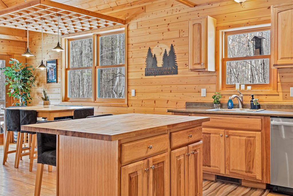 Private Modern Cabin w/Hottub on 11 acres!