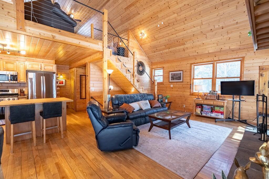 Private Modern Cabin w/Hottub on 11 acres!