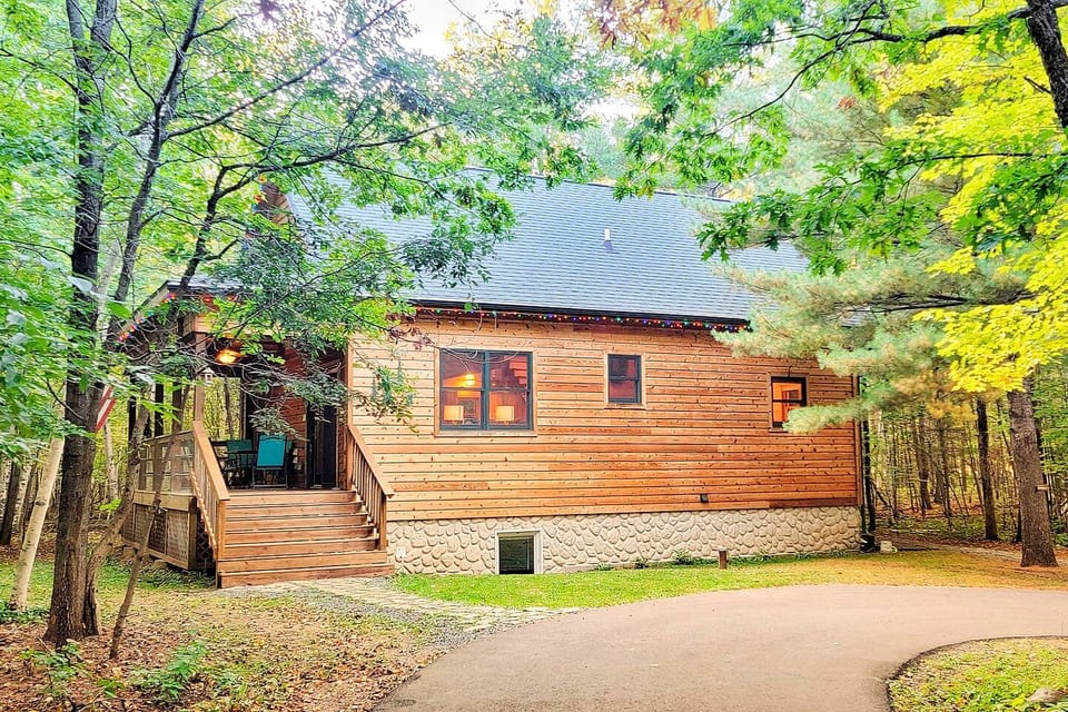 Private moderne Hütte mit Whirlpool auf 11 Acres! - Spooner