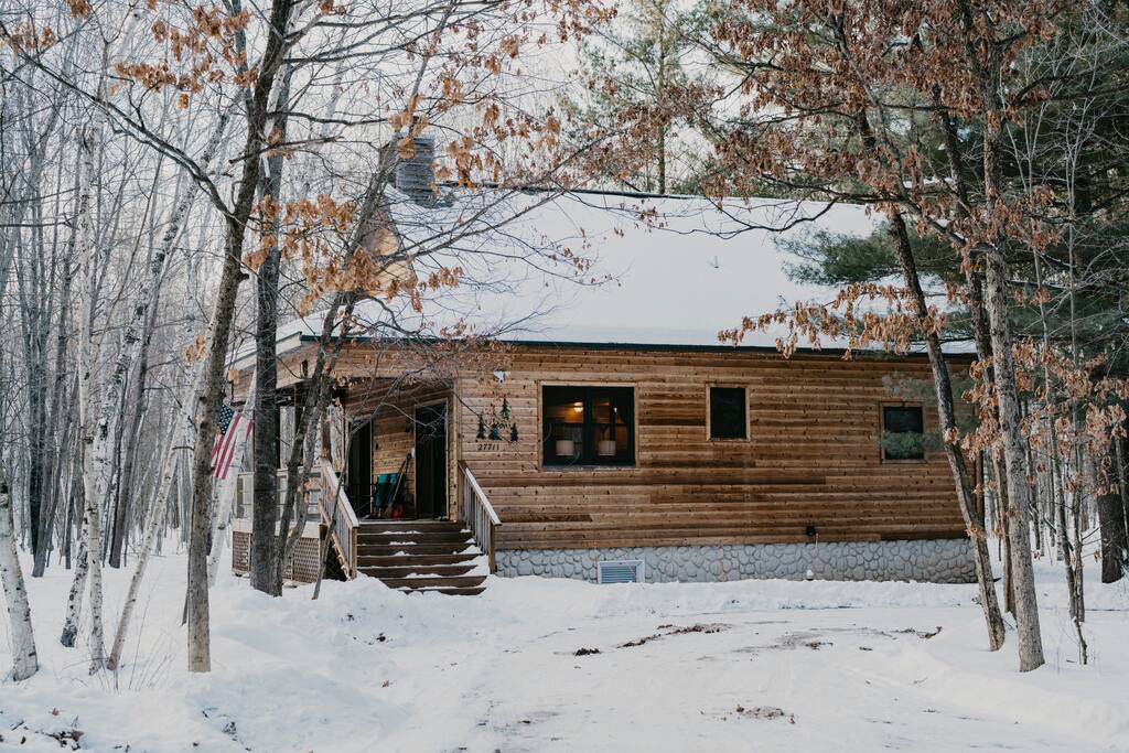 Private Modern Cabin w/Hottub on 11 acres!