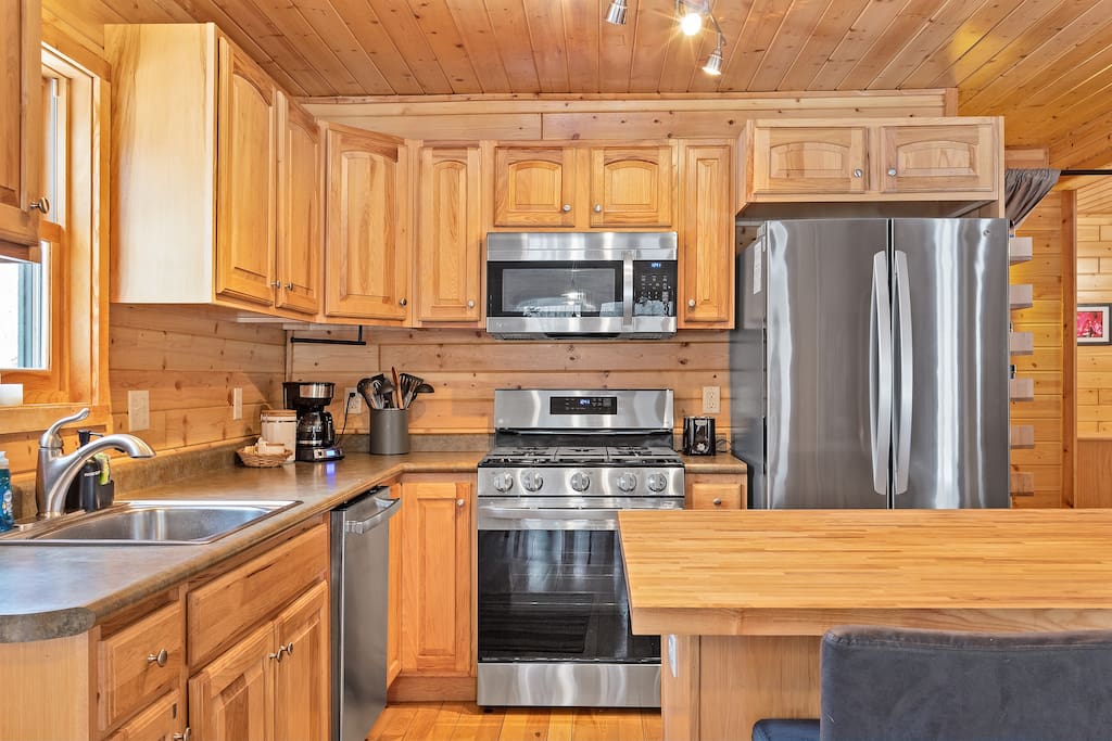 Private Modern Cabin w/Hottub on 11 acres!