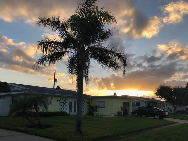 Beach Home! 2 Min walk 2 Beach! Heated Pool/HotTub - Ormond By The Sea