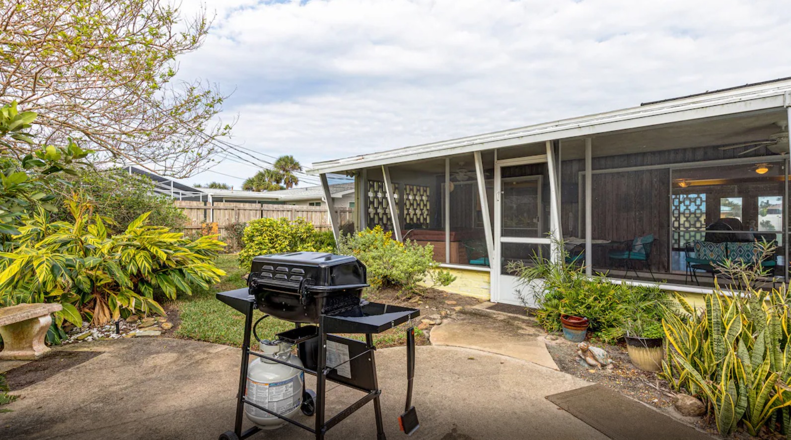 Beach Home! 2 Min walk 2 Beach! Heated Pool/HotTub - Ormond By The Sea