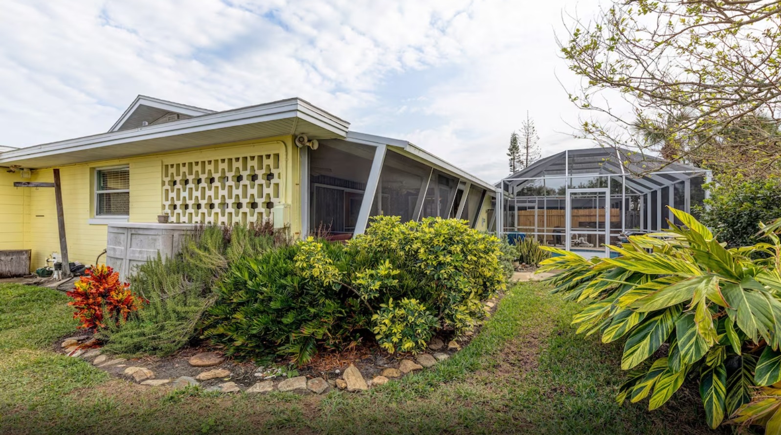 Beach Home! 2 Min walk 2 Beach! Heated Pool/HotTub - Ormond By The Sea