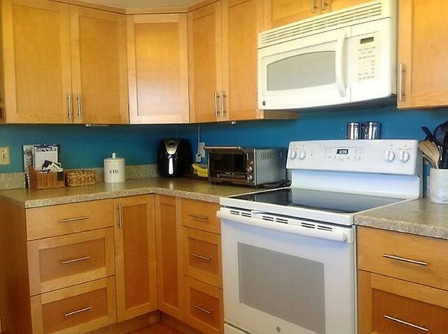 Beach Home! 2 Min walk 2 Beach! Heated Pool/HotTub - Ormond By The Sea