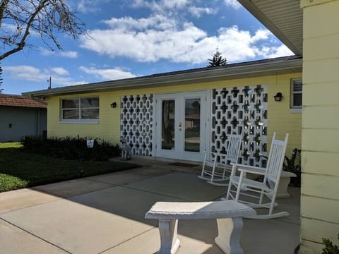 Beach Home! 2 Min walk 2 Beach! Heated Pool/HotTub