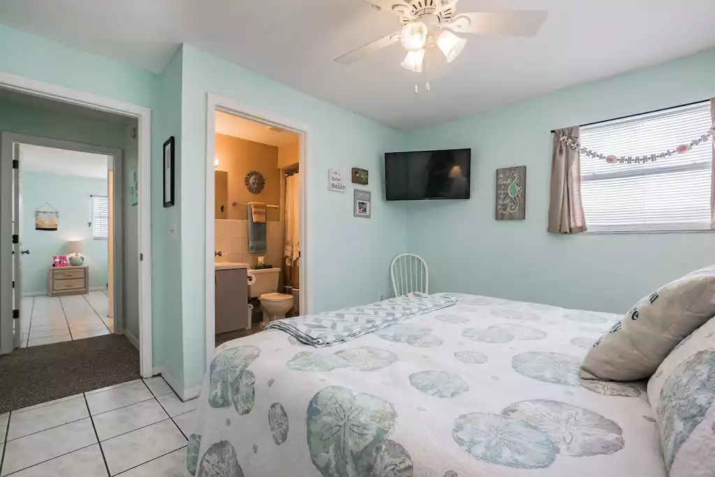 Master Bedroom w/ bathroom