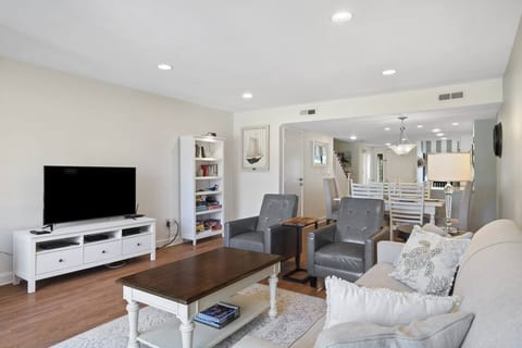 Large screen HDTV, 300 Mbps, 125+Spectrum channels.