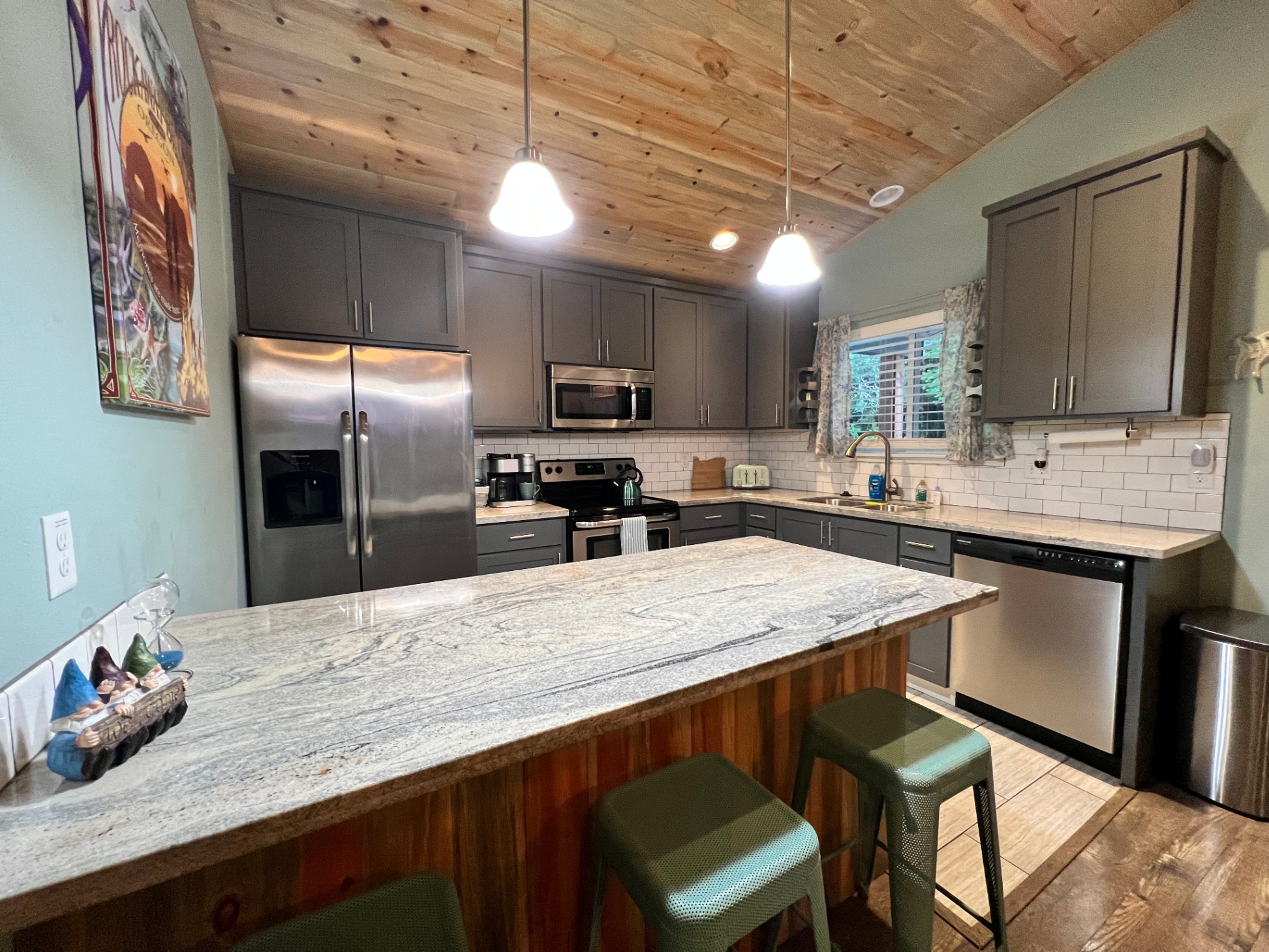 Rockaway Falcon- forest setting, minutes to beach - Rockaway Beach