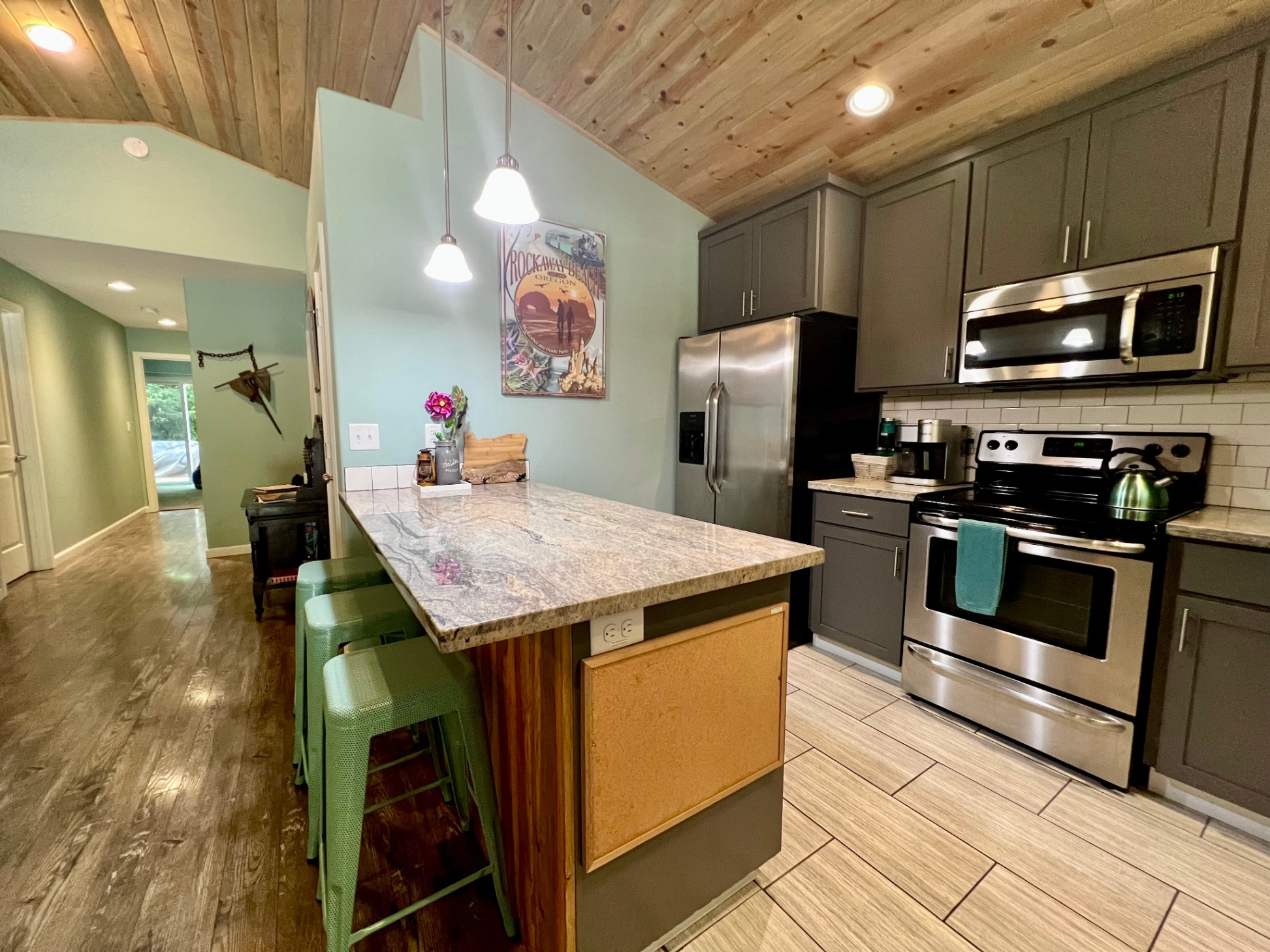 Rockaway Falcon- forest setting, minutes to beach - Rockaway Beach