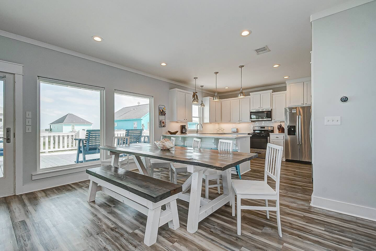 Gather 'round! There's plenty of space for everyone to dine together. Family/Pet friendly Crystal Beach -STEPS TO BEACH