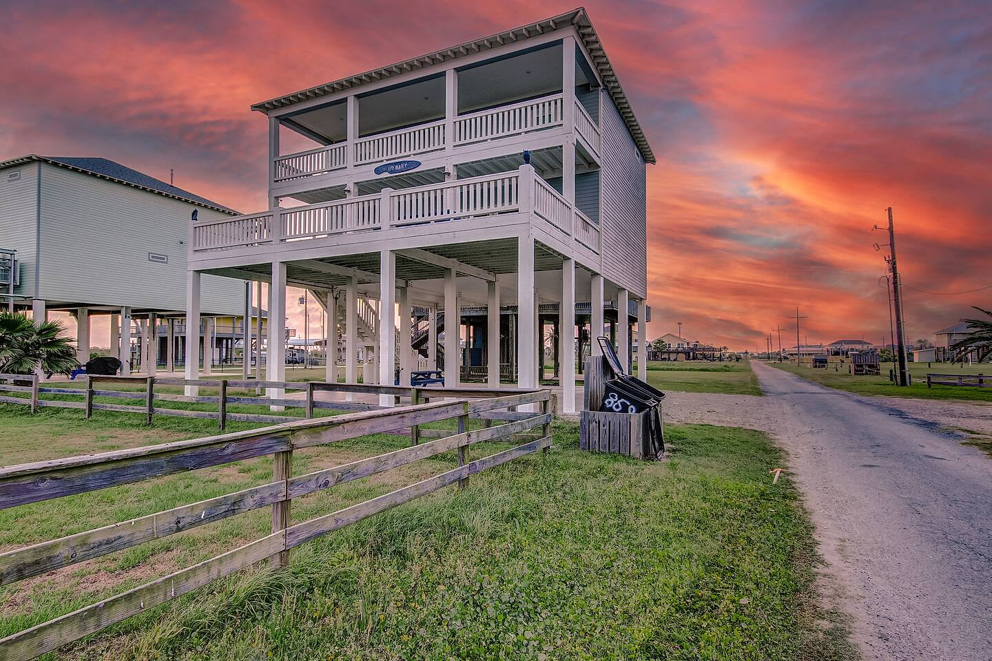 Escape to paradise! Bella Sirena offers the perfect retreat in a peaceful quiet neighborhood with easy beach access and nearby conveniences Family/Pet friendly Crystal Beach -STEPS TO BEACH