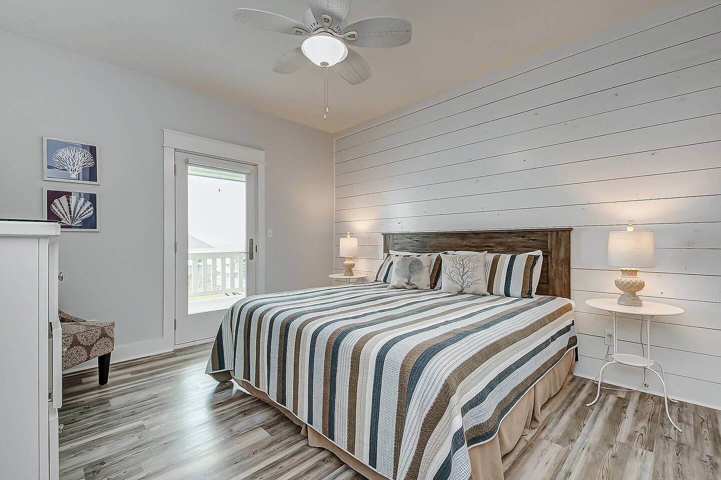 Upstairs bedroom with king size bed 