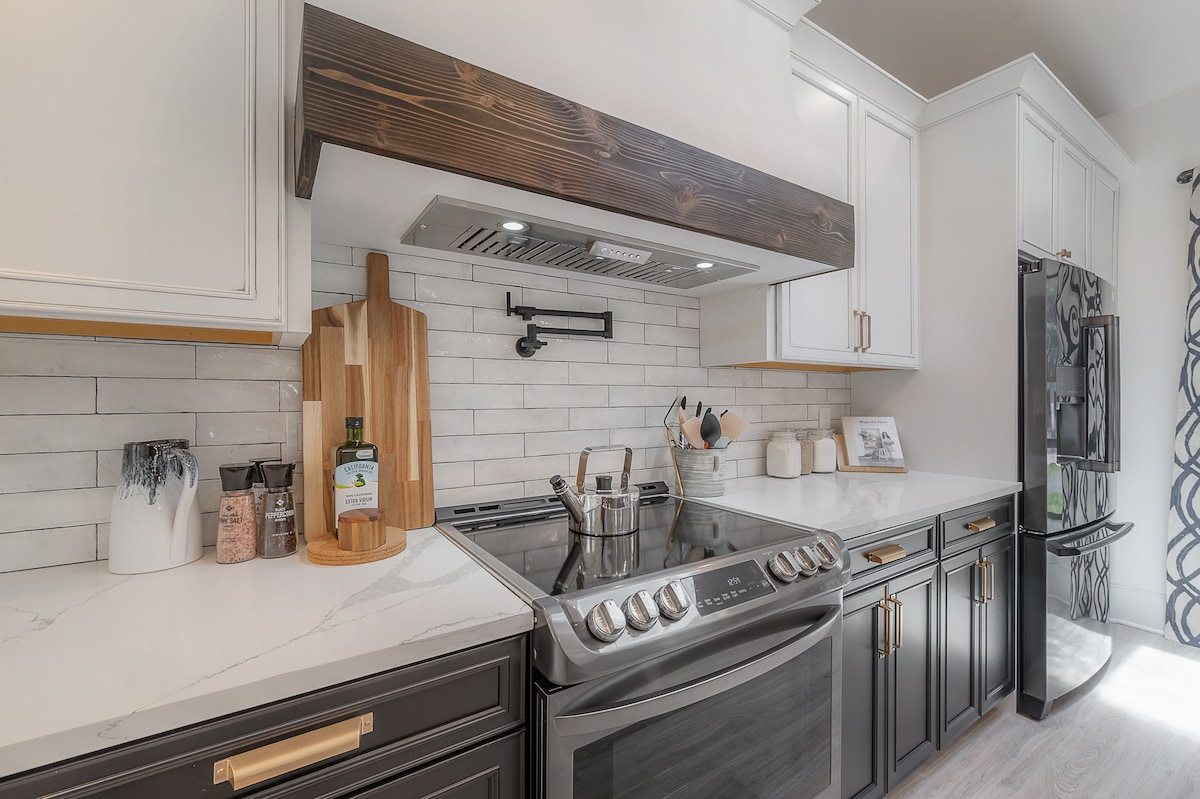 luxe-spacious-riverhills-chateau-heated-pool-huge/