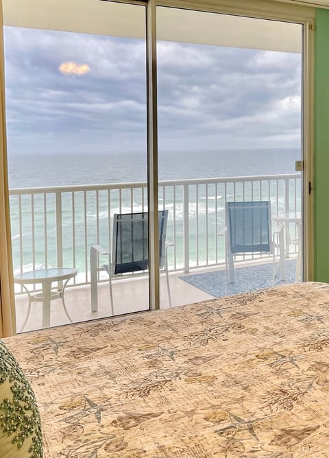 Spacious Beachfront Condo with Beachfront Master!