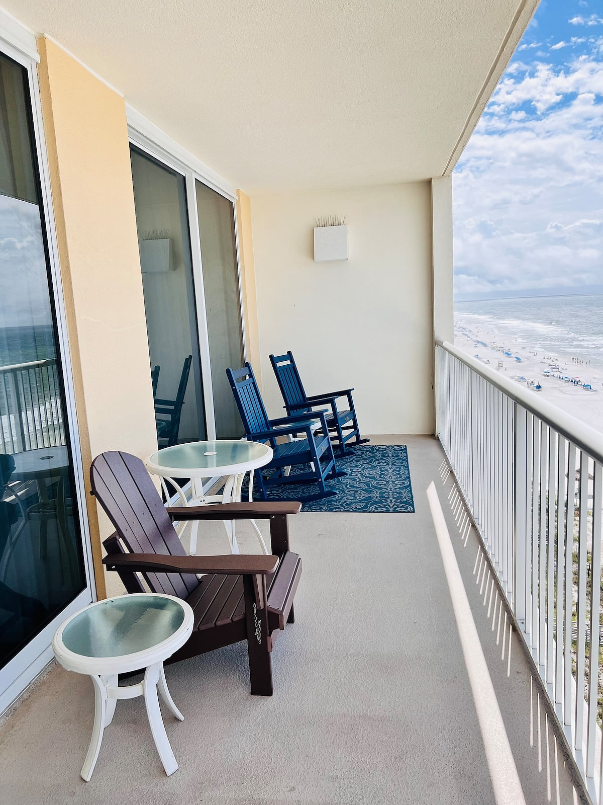 Relax on the spacious beachfront balcony Spacious Beachfront Condo with Beachfront Master!