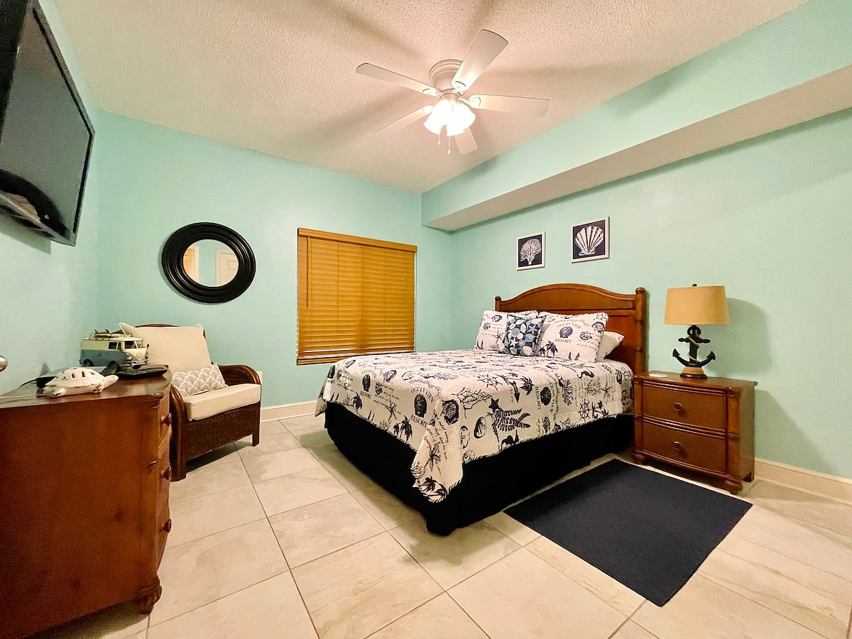 Roomy 2nd bedroom with bath access and sitting area
