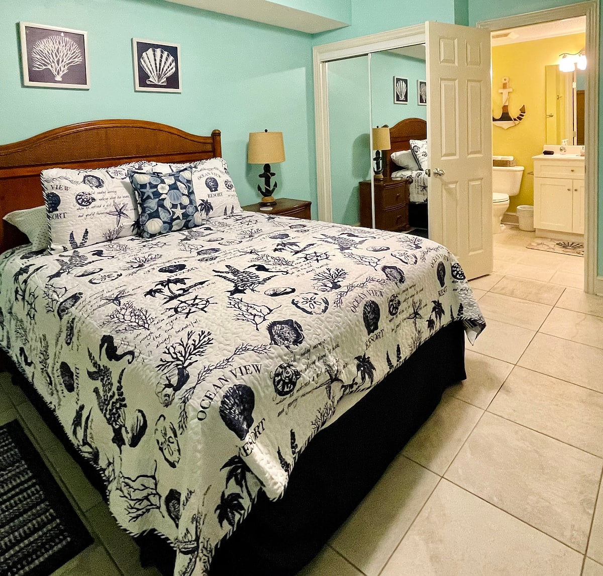 Queen bedroom with bath access 
