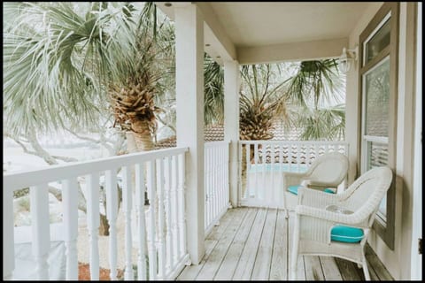 Tropical Breeze Beach Home Heated Pool & Golf Cart