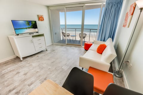 Direct Oceanfront, Beautifully Decorated, Large Living Area